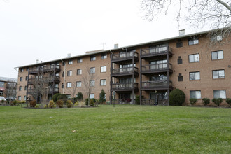 Falls Church Gardens in Falls Church, VA - Foto de edificio - Building Photo