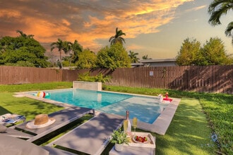 220 NE 10th Ave in Hallandale Beach, FL - Building Photo - Building Photo