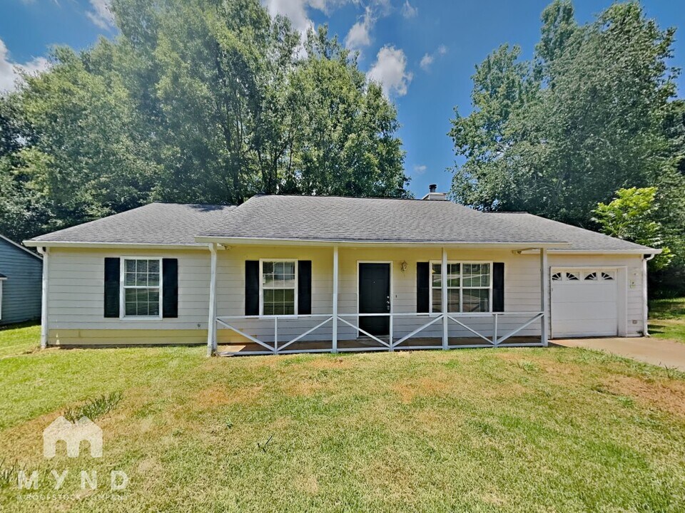 5995 Homestead Cir in Rex, GA - Building Photo
