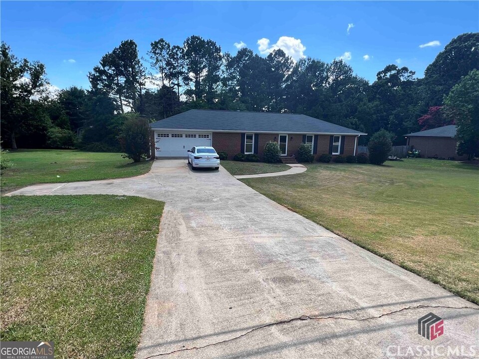 1051 Jimmy Daniel Rd in Watkinsville, GA - Building Photo