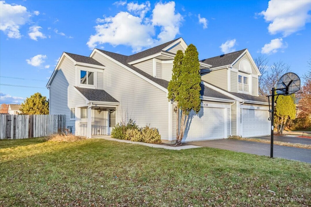 1430 N Pembroke Dr in South Elgin, IL - Building Photo
