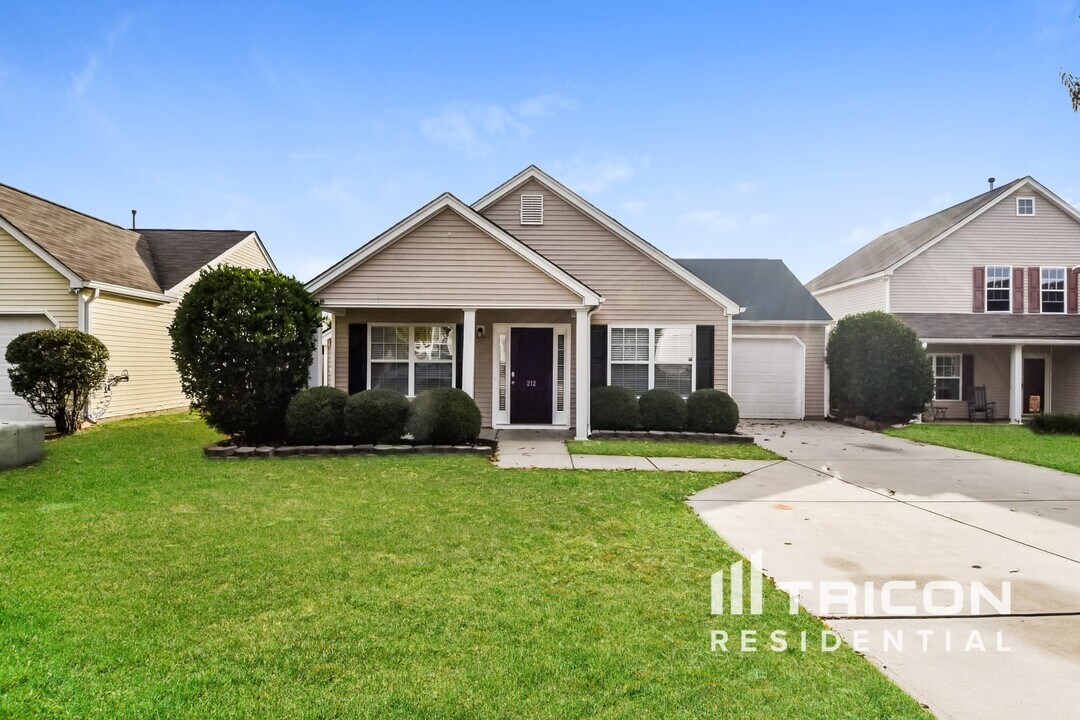 212 Barnevelder Dr in Lexington, SC - Building Photo