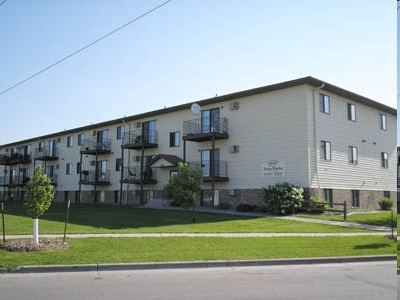 Twin Parks in Fargo, ND - Building Photo