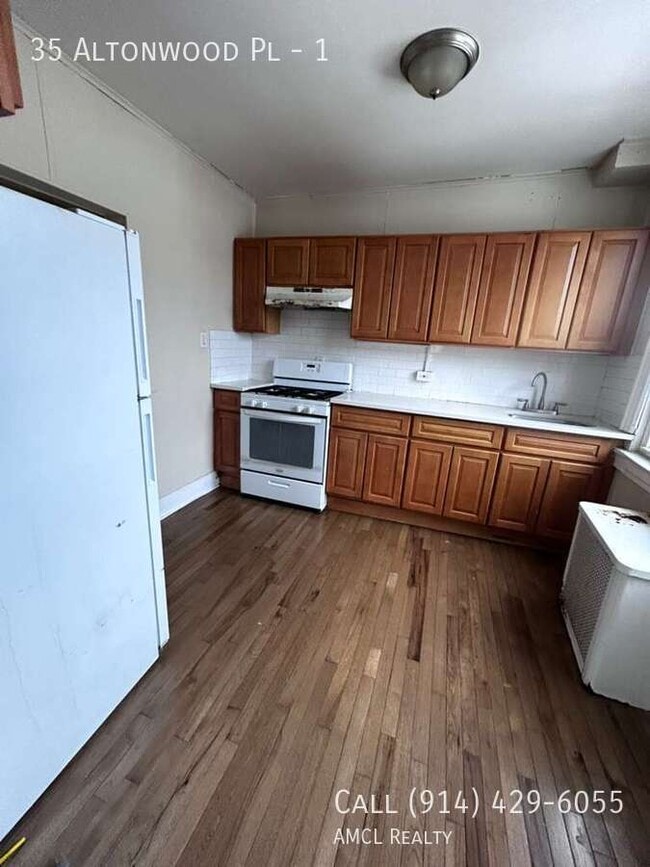 35 Altonwood Pl in Yonkers, NY - Foto de edificio - Building Photo