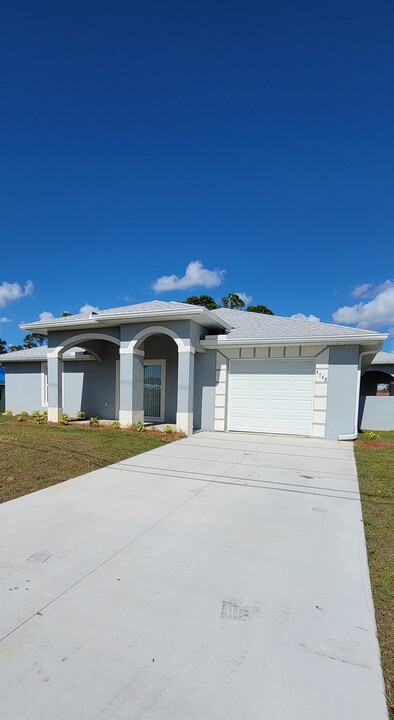 4748 Golfview Blvd in Lehigh Acres, FL - Building Photo