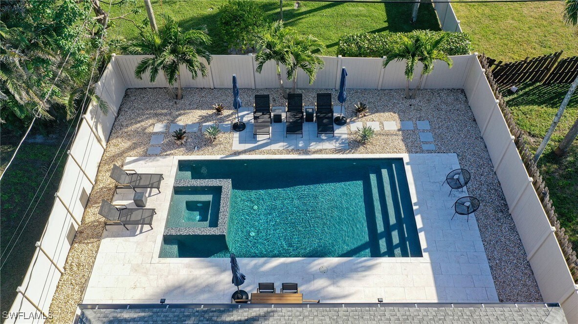 648 96th Ave N in Naples, FL - Building Photo