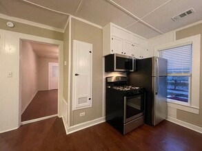 1075 W Coll St in New Braunfels, TX - Building Photo - Building Photo
