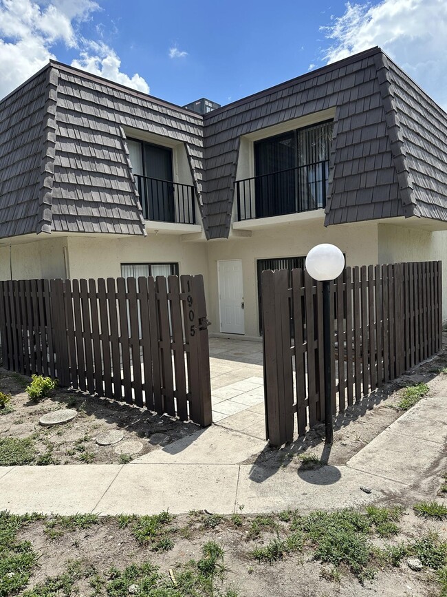 property at 1917 N Congress Ave