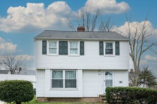 3898 Salisbury Rd in South Euclid, OH - Building Photo