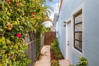 2433 SW 19th St in Miami, FL - Building Photo - Building Photo
