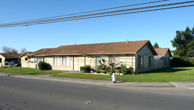 1603 Corby Ave in Santa Rosa, CA - Foto de edificio - Building Photo