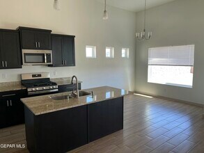 14732 John McNeely Ave in El Paso, TX - Foto de edificio - Building Photo