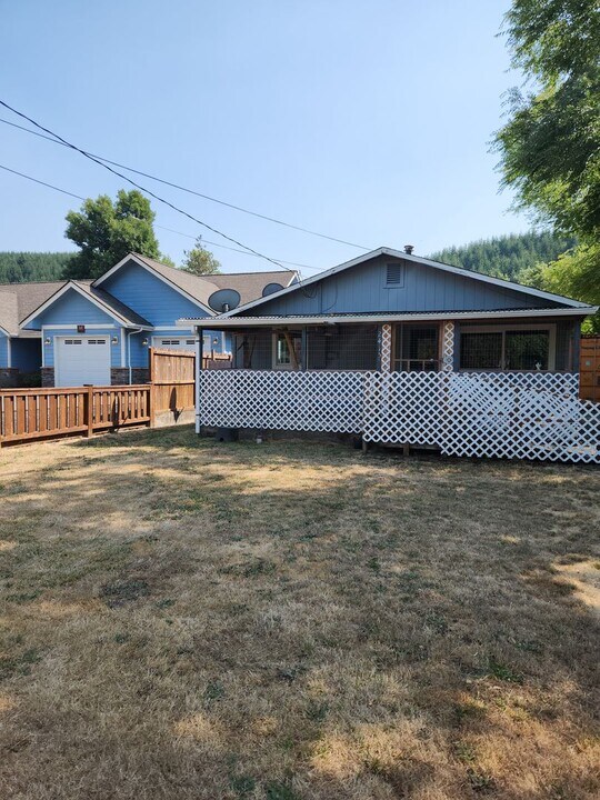 2415 Harding St in Sweet Home, OR - Building Photo