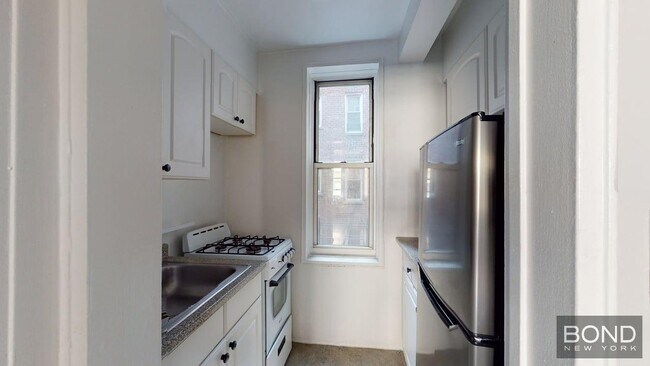 340 E 58th St in New York, NY - Building Photo - Building Photo