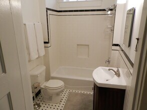 155 Holbrook Ave, Unit 1 in Danville, VA - Foto de edificio - Building Photo