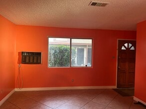 8784 Valley View St in Buena Park, CA - Foto de edificio - Building Photo