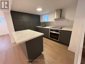 75 Newbury Dr in Newmarket, ON - Building Photo - Building Photo