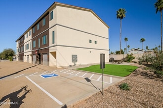 2502 E Paradise Ln in Phoenix, AZ - Building Photo - Building Photo