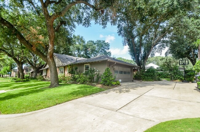 property at 3015 Bainbridge Ct