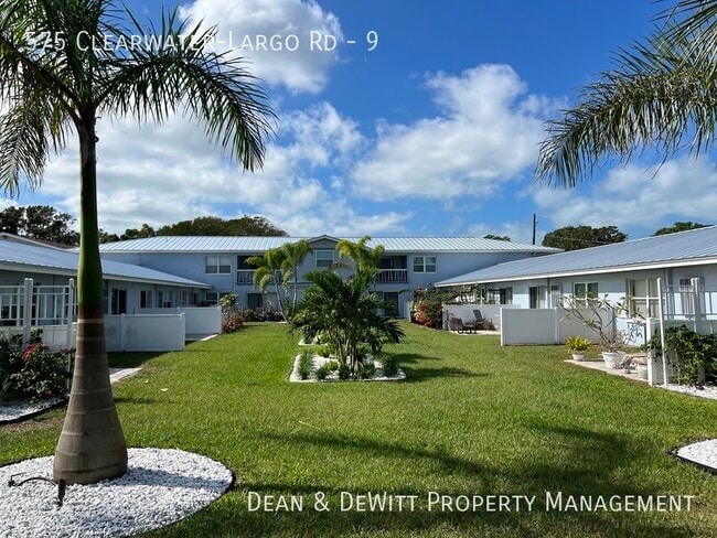 575 Clearwater Largo Rd in Largo, FL - Foto de edificio - Building Photo