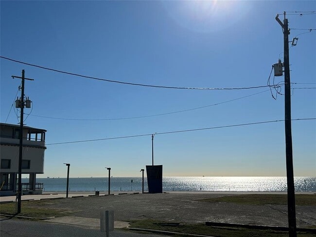 1328 Ave N 1/2 in Galveston, TX - Building Photo - Building Photo