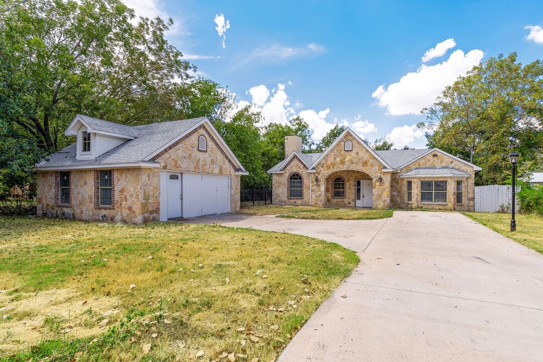 1612 Baker St in Joshua, TX - Foto de edificio