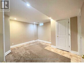 33 Hammerstone Crescent in Vaughan, ON - Building Photo - Building Photo