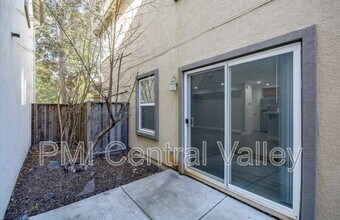 10920 Honeysuckle Way in Stockton, CA - Foto de edificio - Building Photo