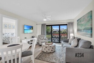 600 Neapolitan Way in Naples, FL - Building Photo