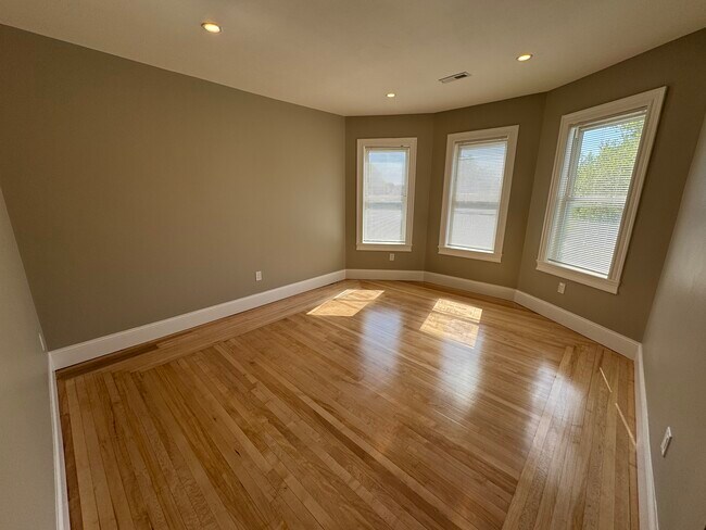 31 Cameron Ave, Unit 3B in Somerville, MA - Building Photo - Building Photo