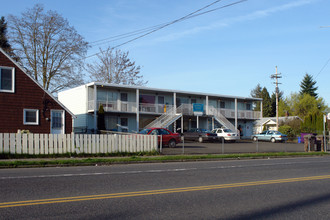 Midway Court in Portland, OR - Building Photo - Building Photo