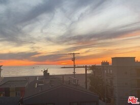 6400 Pacific Ave in Los Angeles, CA - Building Photo