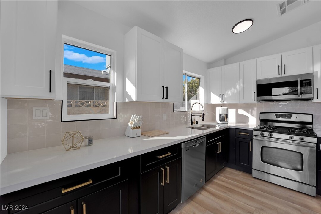 6389 Silverfield Dr in Las Vegas, NV - Building Photo