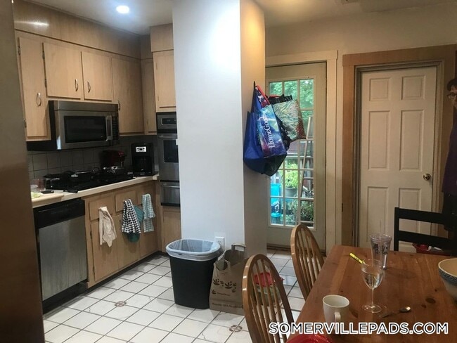 24 Chetwynd Rd in Somerville, MA - Building Photo - Building Photo