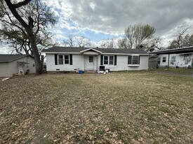 611 E 5th St in Cameron, TX - Building Photo