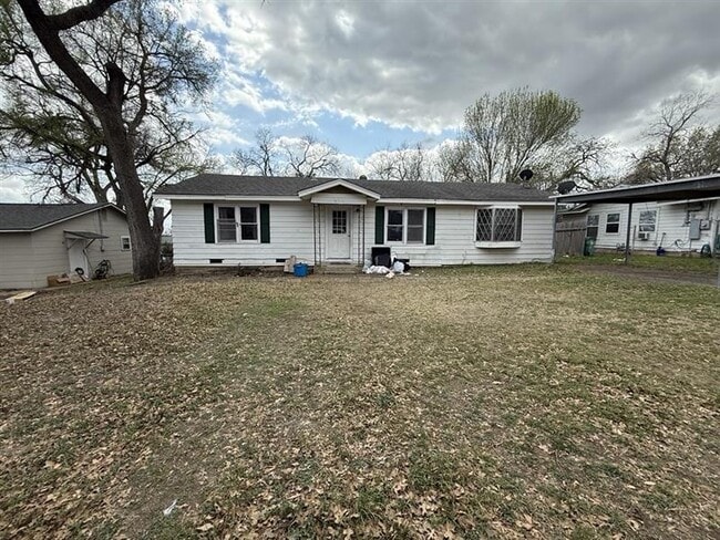 property at 611 E 5th St