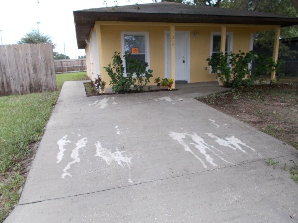 317 Leta St in Auburndale, FL - Building Photo