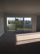 7560 Hollywood Blvd, Unit 303 in Los Angeles, CA - Foto de edificio - Building Photo