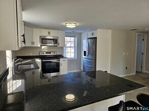 151 E Main St in Clinton, CT - Building Photo - Building Photo