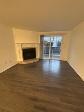 22831 30th Ave S, Unit 105 in Des Moines, WA - Foto de edificio - Building Photo