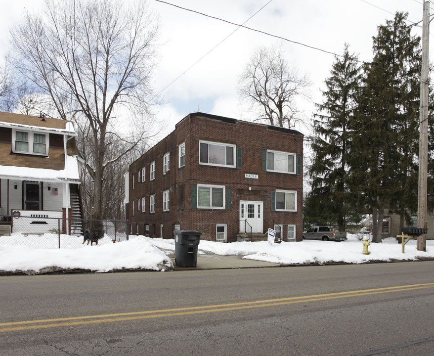 390 Massillon Rd in Akron, OH - Building Photo