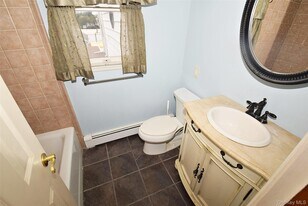 15 N Crescent Dr in Farmingdale, NY - Building Photo