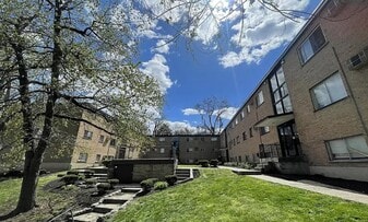 Lincoln Woods Flats in Norwood, OH - Building Photo