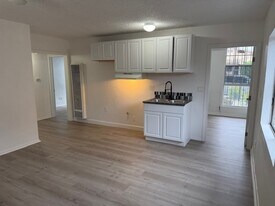 423 E 82nd St in Los Angeles, CA - Building Photo