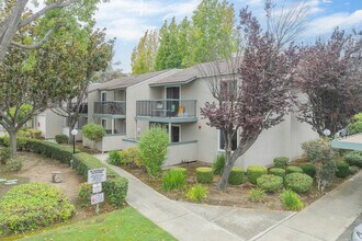 Windsor Garden Apartments in Fremont, CA - Foto de edificio - Building Photo