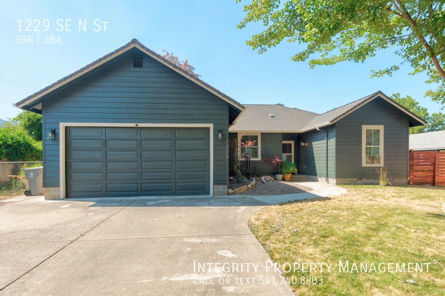 1229 SE N St in Grants Pass, OR - Foto de edificio