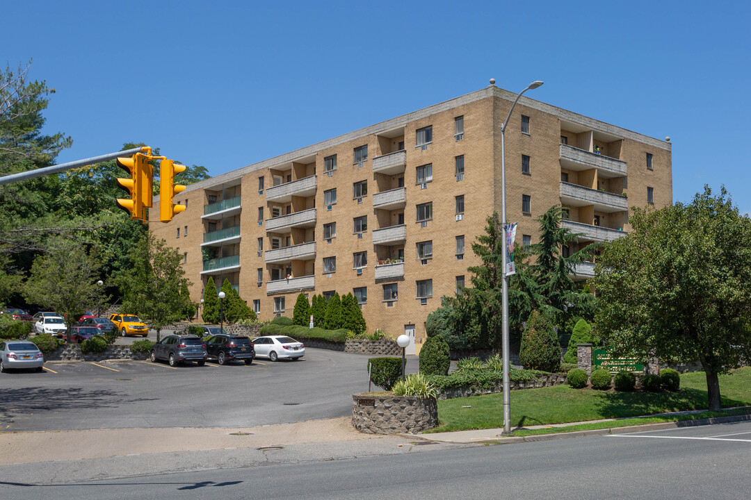 Glen Arms Apartments in Glen Cove, NY - Building Photo