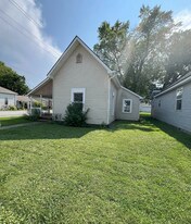 422 S Oak St in Fortville, IN - Building Photo