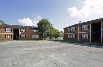 St James Apartments on Preston Place in New Orleans, LA - Building Photo - Building Photo