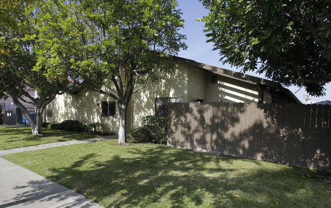 3551-3579 W Savanna St in Anaheim, CA - Foto de edificio - Building Photo